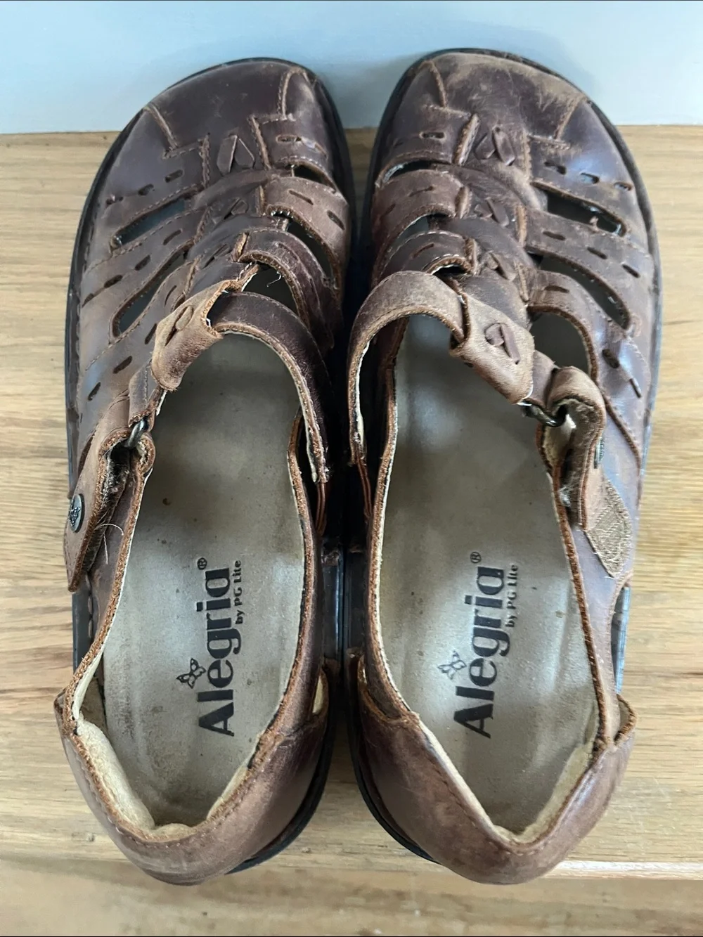 Alegria Men's Brown Leather Fisherman-Style Sandals